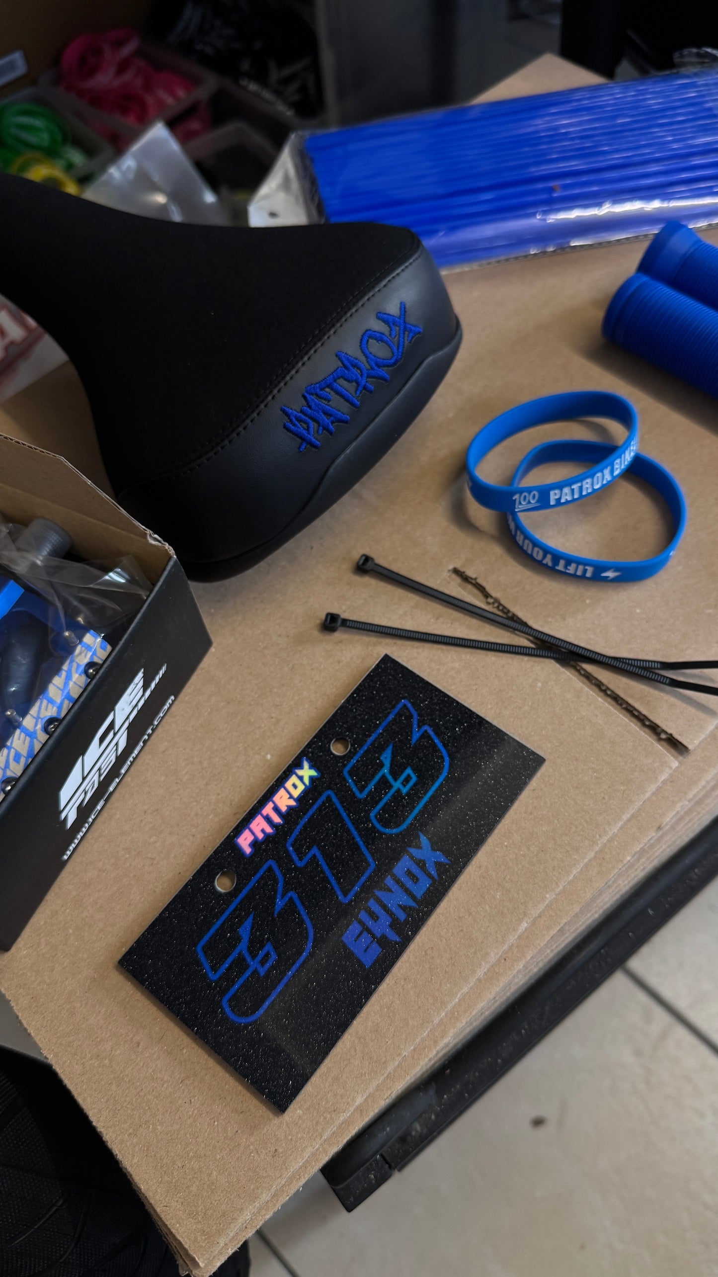 SELLE PATROX NOIRE ET BLEU FONCÉ EDITION BIKELIFE