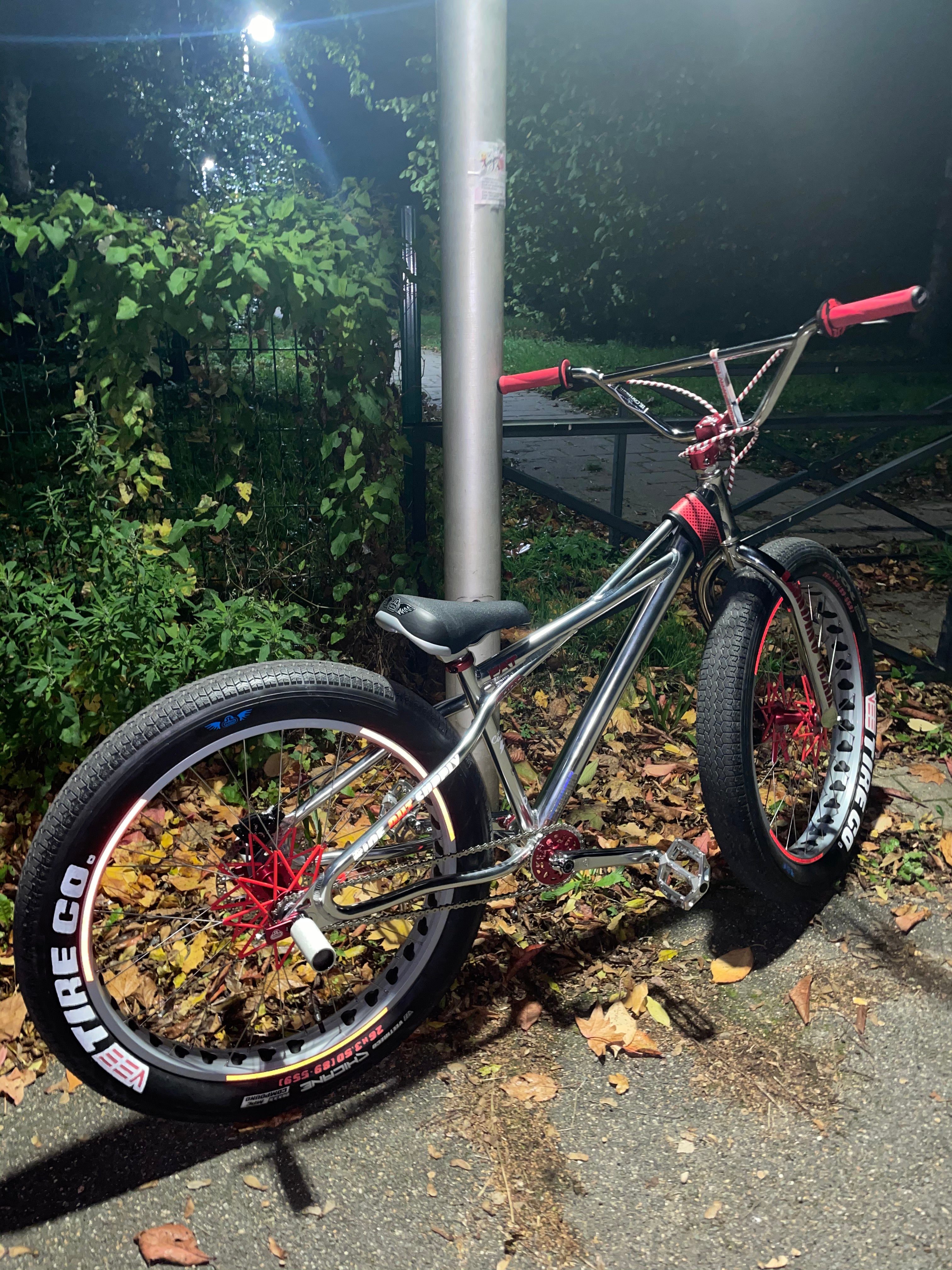 Pneu VEE TIRE CO. CUB 26 X 2.25 Pour Dirt Et Pumptrack - Noir, Gomme Résistante, Grip Latéral